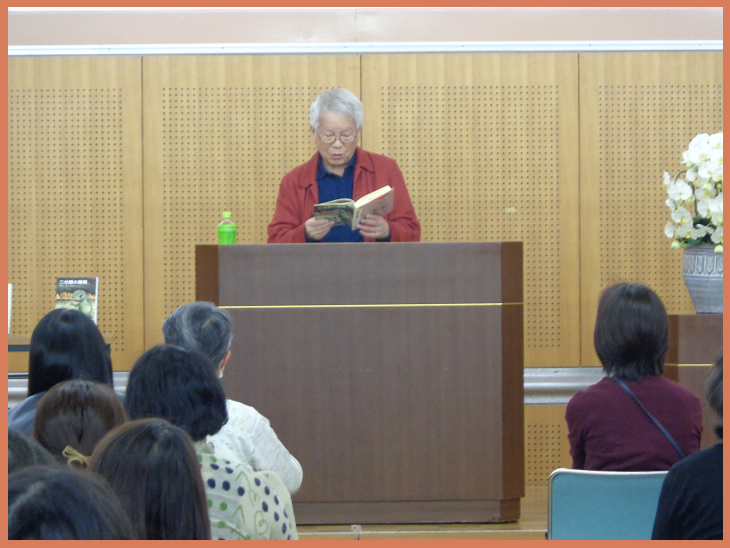 『二分間の冒険』を朗読する岡田さん