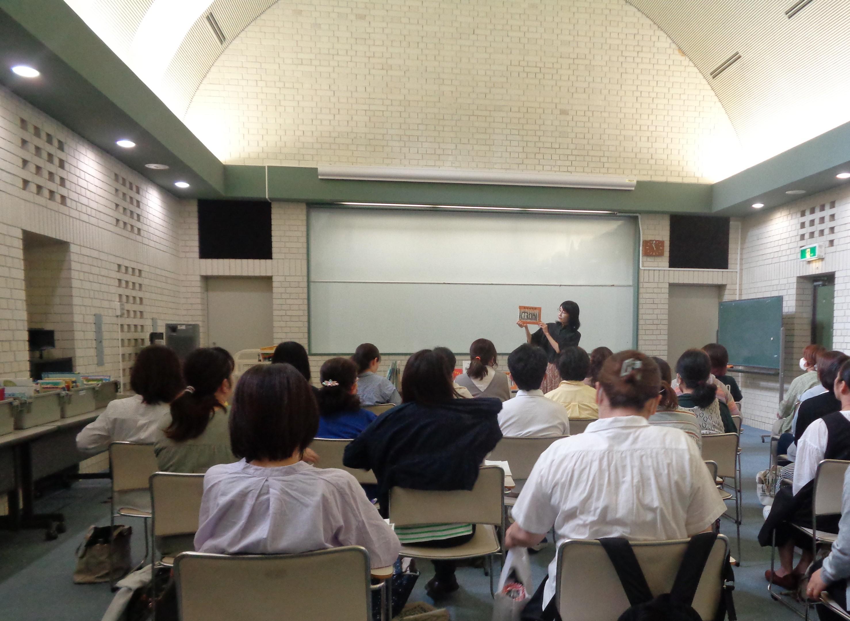 「読み聞かせボランティア講座（初級編）」の様子
